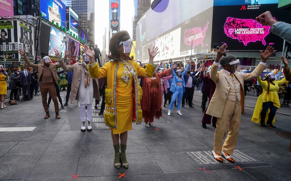 Nueva York celebra con un gran desfile a trabajadores esenciales de la pandemia contra covid-19