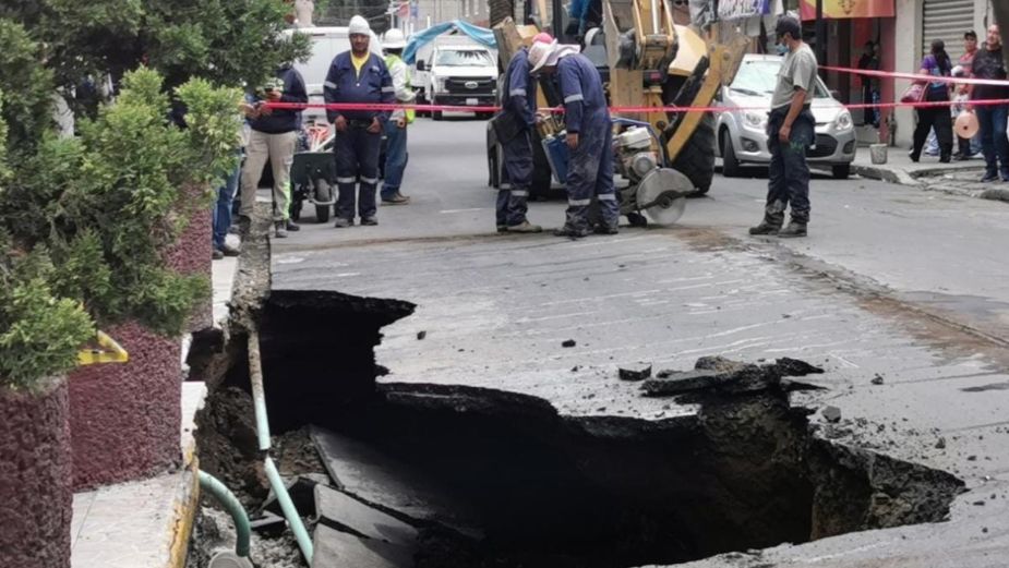 Lluvias forman enorme socavón en calles de Iztapalapa; la alcaldía ya trabaja para taparlo