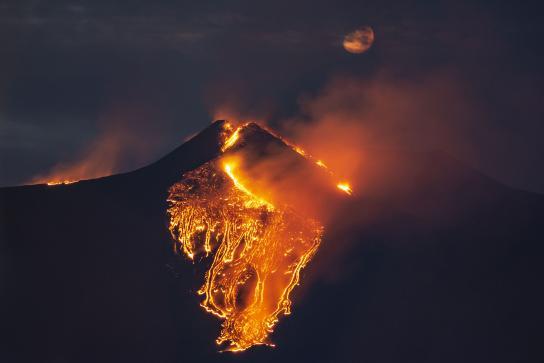 Erupciona nuevamente el volcán Etna en la isla de Sicilia