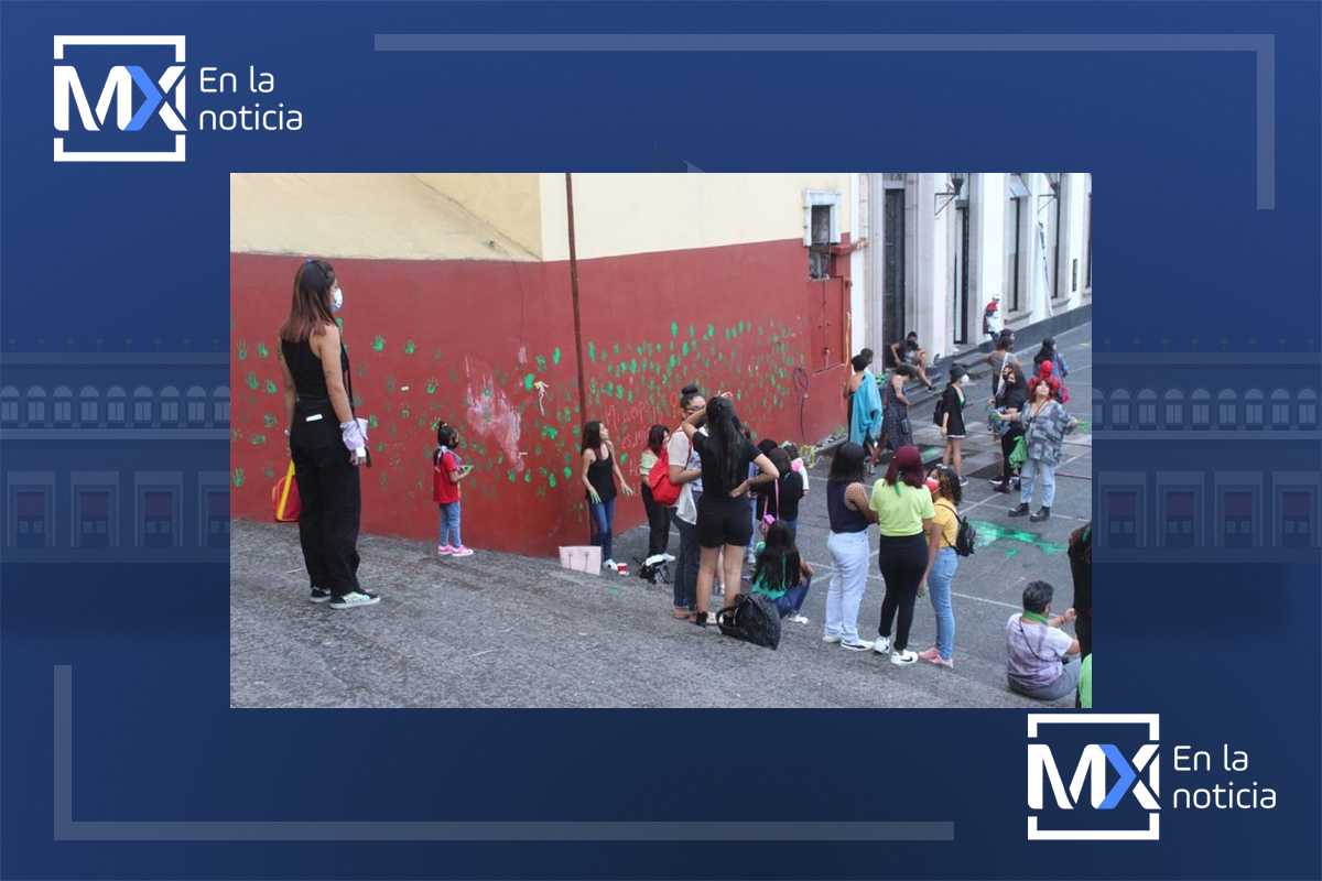 Procederán legalmente contra feministas de Xalapa por pintar el templo católico