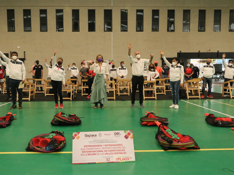 Entrenadoras y entrenadores de Valles Centrales reciben sets profesionales deportivos en Oaxaca