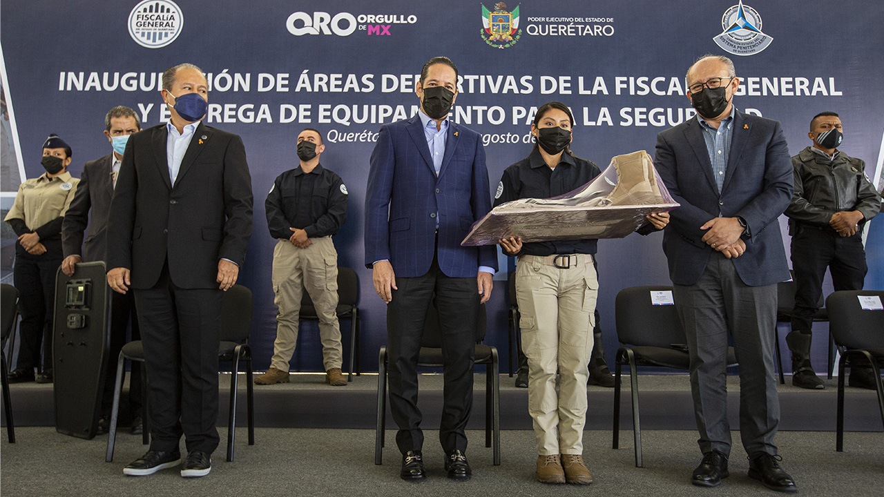 Entrega Gobernador de Querétaro áreas deportivas y equipamiento para la seguridad en la Fiscalía General