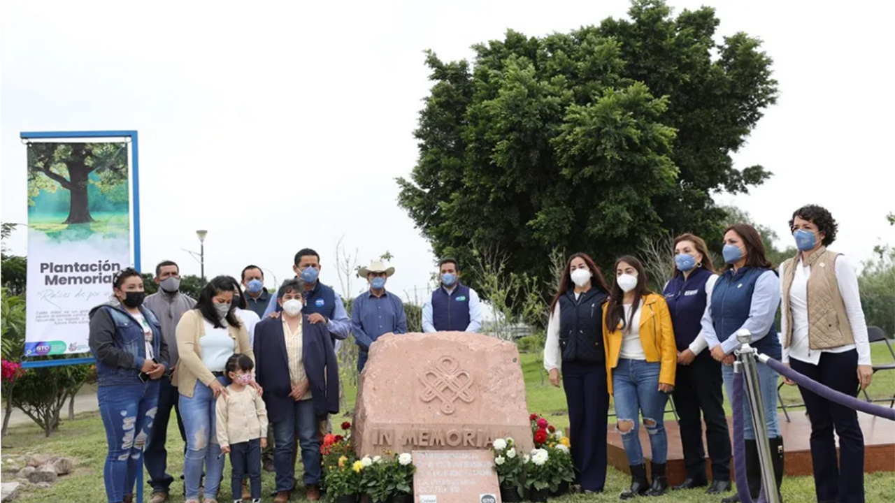 Conmemora Gobernador a víctimas de Covid-19 y reconoce labor de policías de Celaya