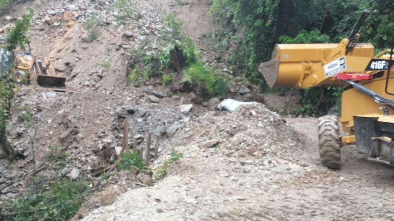 Continúa Caminos y Aeropistas de Oaxaca atendiendo derrumbes carreteros por lluvias en la entidad