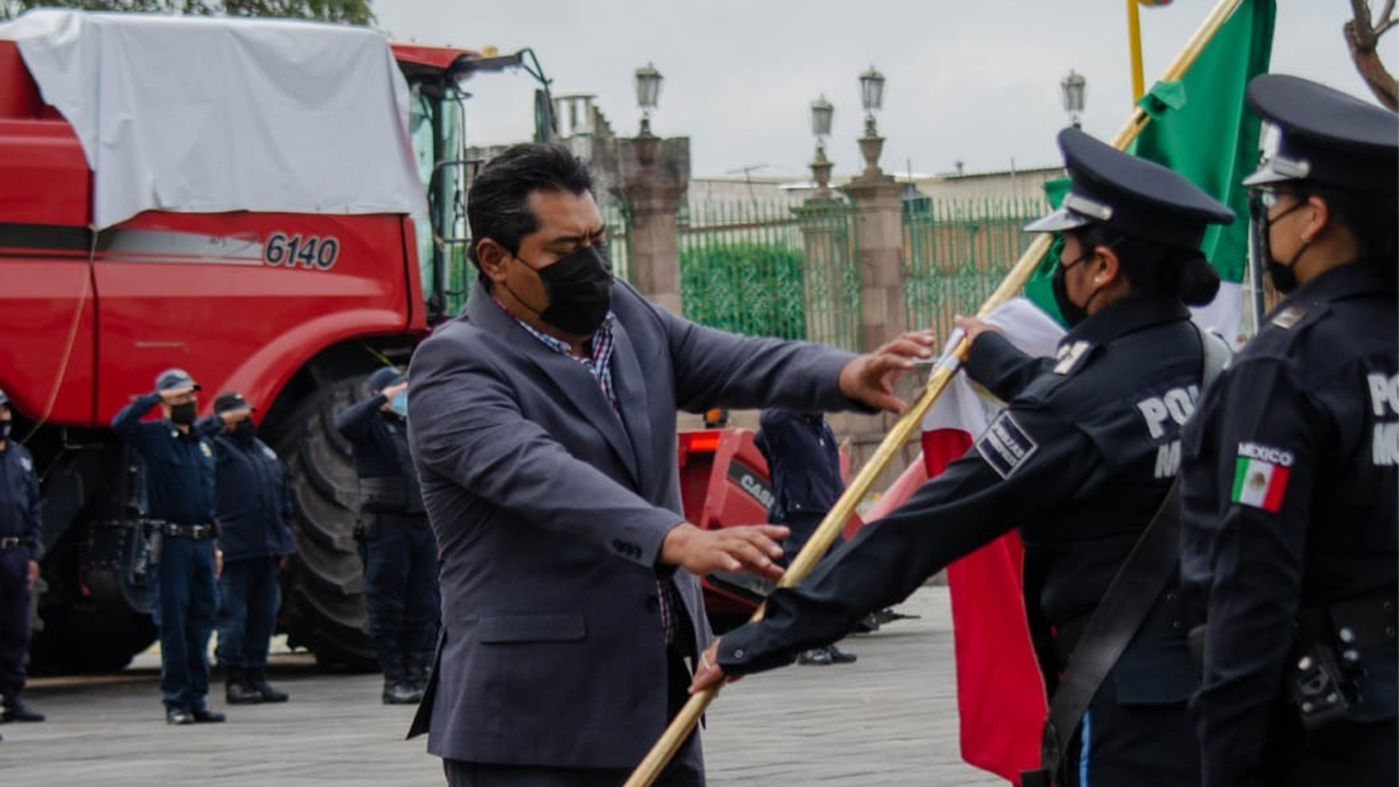 Presidente de Zacatelco, Hildeberto Pérez, encabezo esta mañana los honores a la bandera