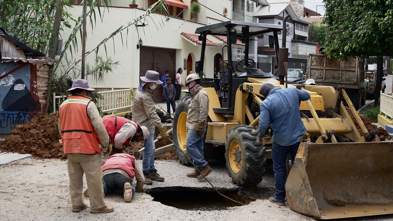 Trabaja la oficina de Alcantarillado en reparación de socavones ubicados en la ciudad capital de Oaxaca