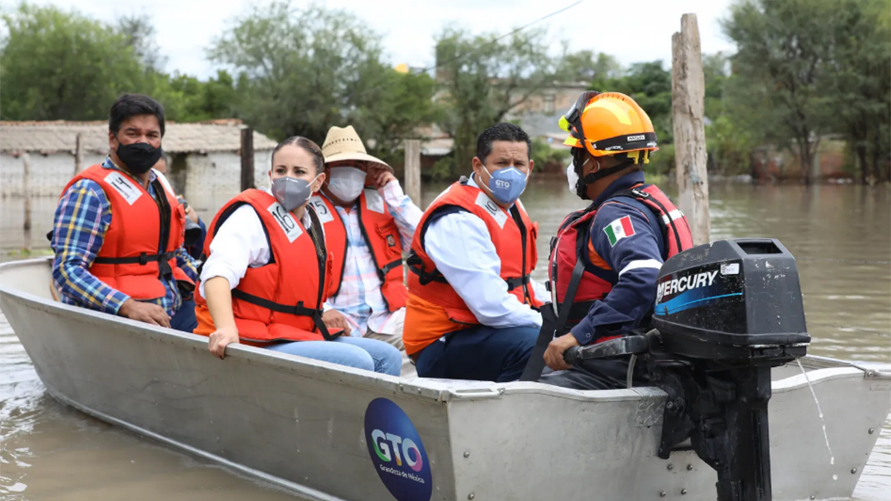 Recorre Gobernador de Guanajuato zonas afectadas por inundaciones en Abasolo