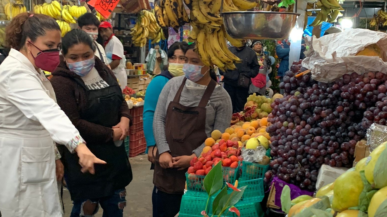 Locatarios del mercado municipal de Tlaxcala aceptan respetar salidas de emergencia y delimitación de espacios