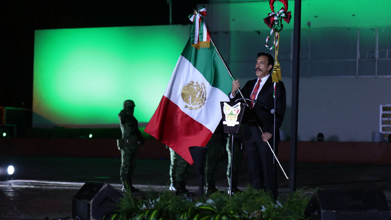 Homenajea Omar Fayad al personal médico en el Grito de Independencia