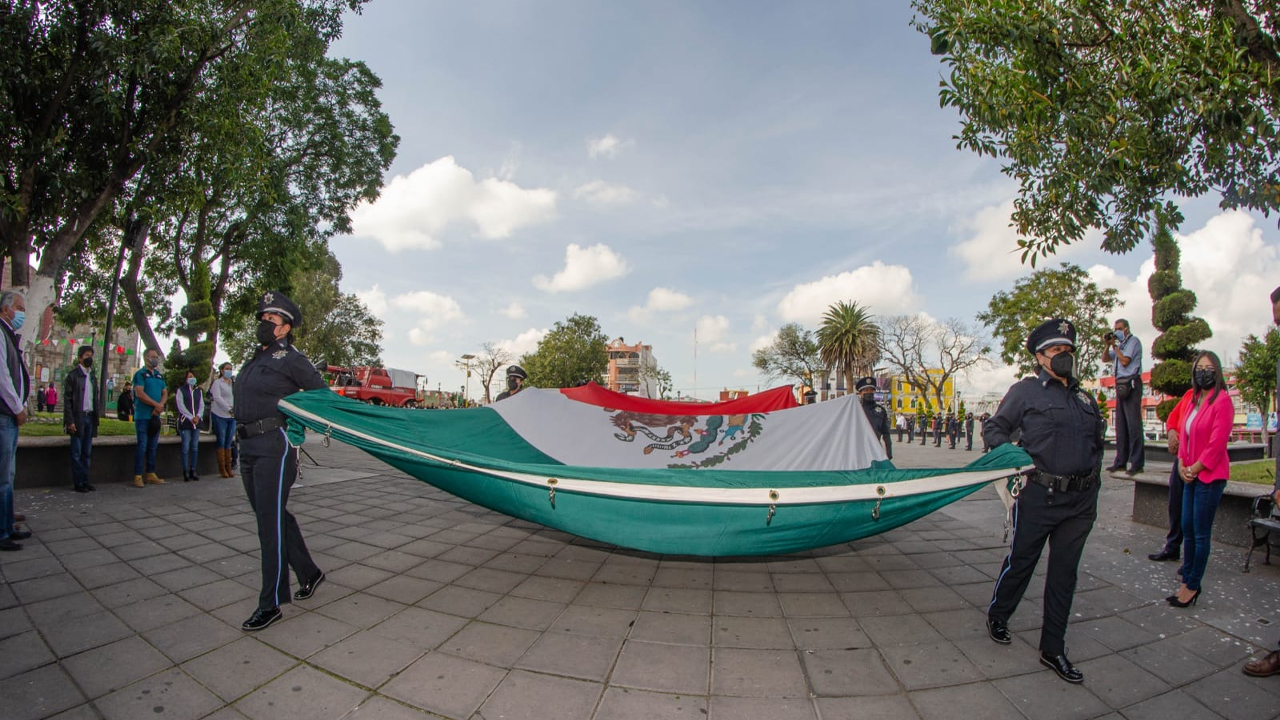 Secretario del Ayuntamiento de Zacatelco encabeza ceremonia de Izamiento de Bandera