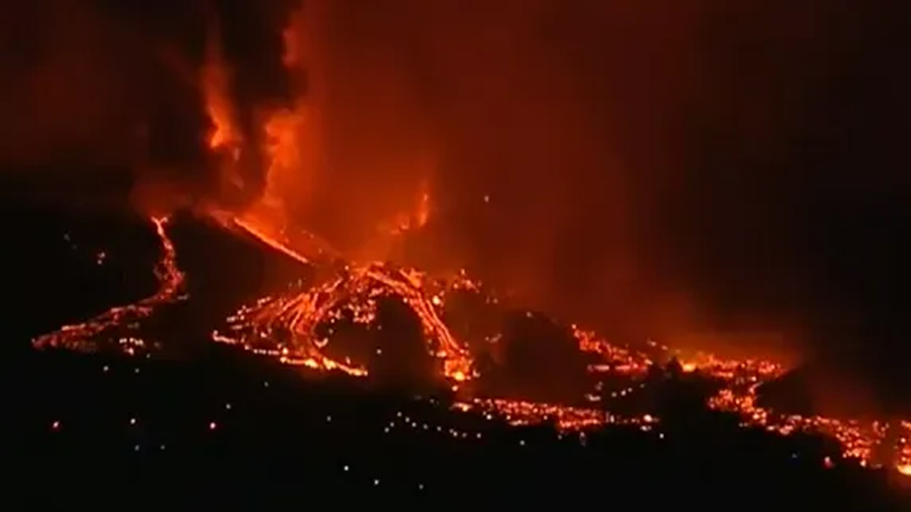 Erupción del volcán Cumbre Vieja en España, obliga a evacuar a miles de personas