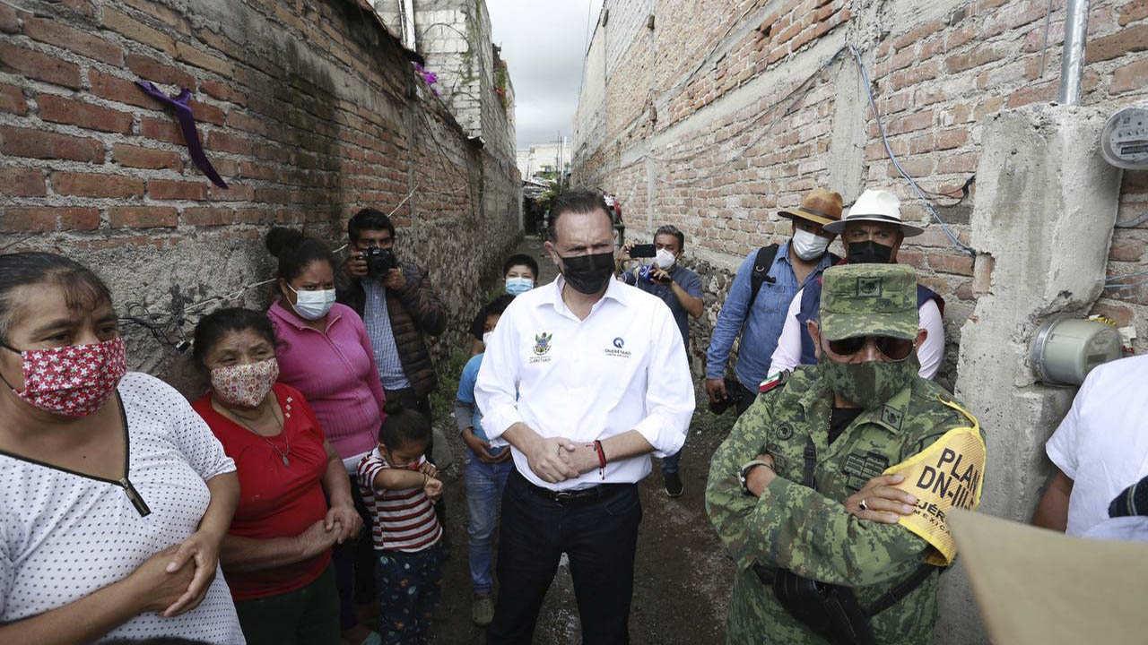 Recorre Gobernador Mauricio Kuri zonas afectadas por lluvias en El Marqués