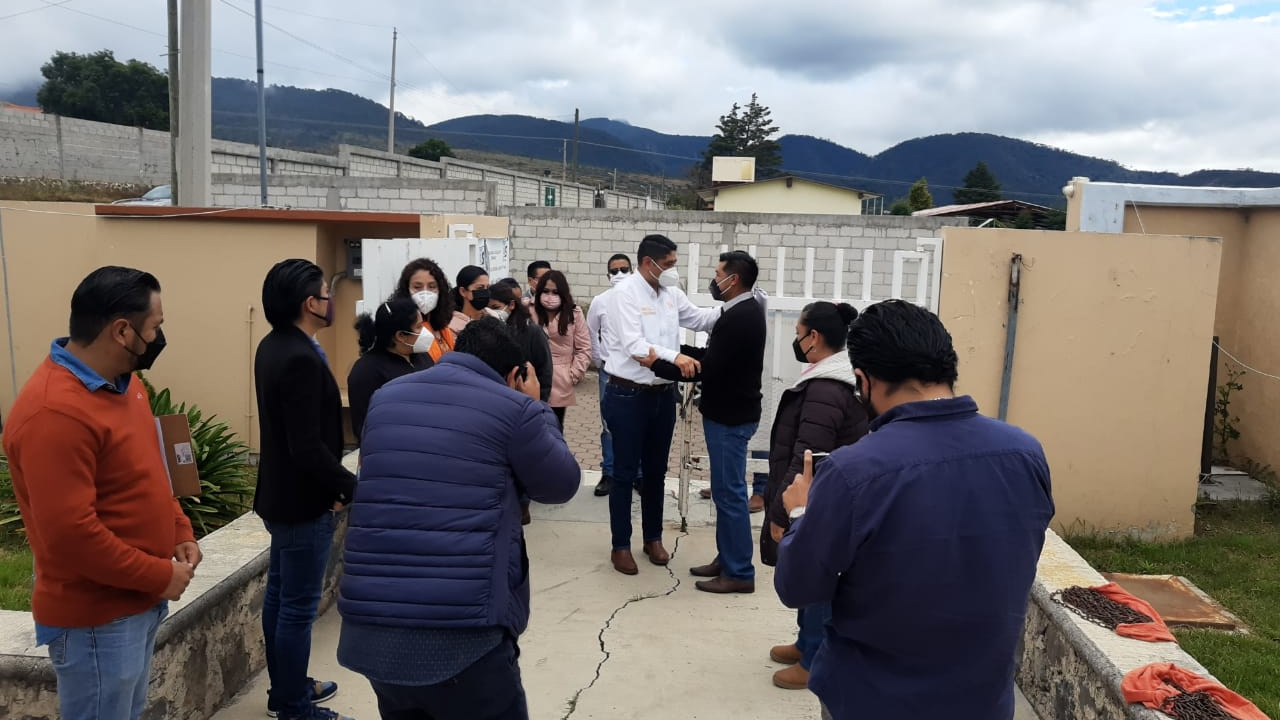 Arturo Morales emite su voto en la elección para renovar la sección 31 del SNTE en Tlaxcala