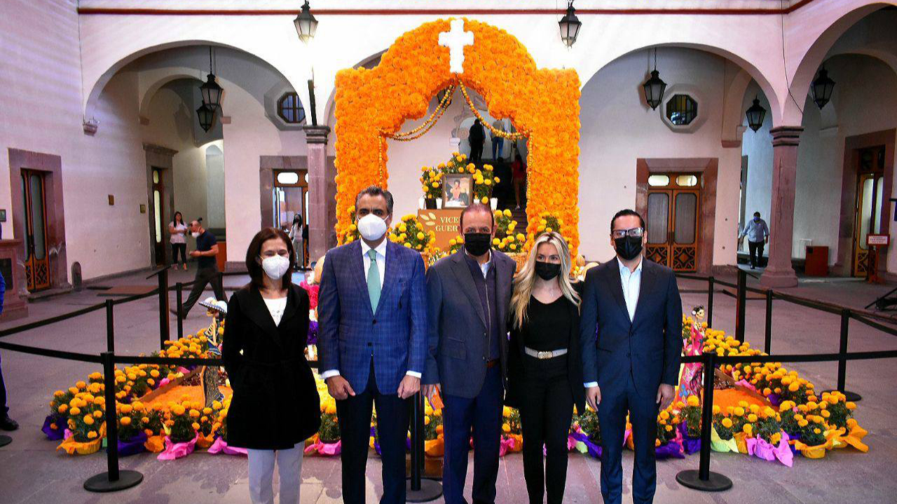 Inauguran autoridades altar de muertos en el Palacio de la Corregidora