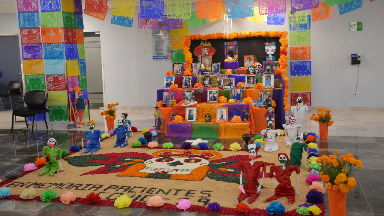 Rinden tributo con un altar de muertos a personal fallecido por COVID-19 en el Hospital General de León