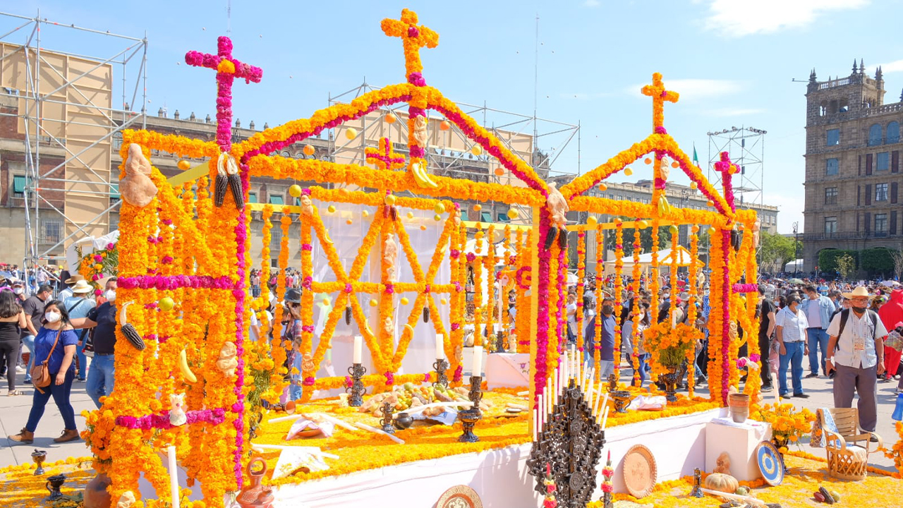 Abren al público la Gran Ofrenda del Día de Muertos en el Zócalo