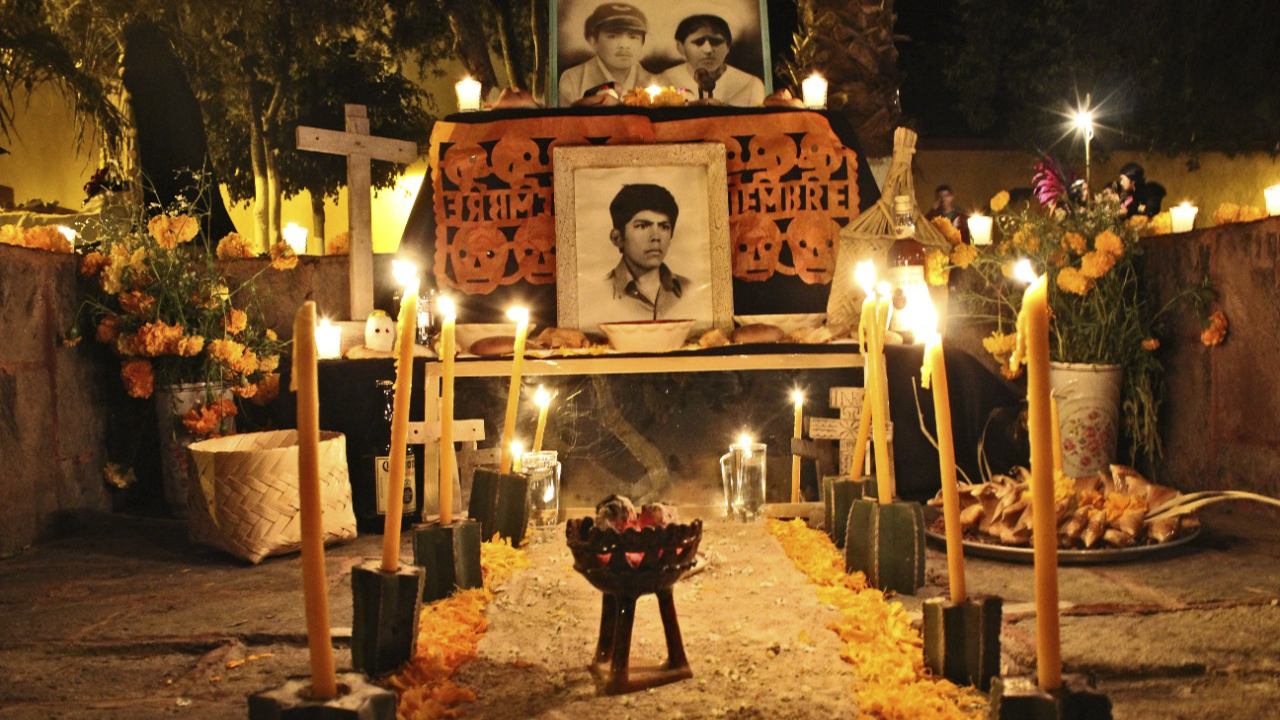 Reconoce SECULT festividades familiares de Día de Muertos en comunidades indígenas de Bernal y Tolimán