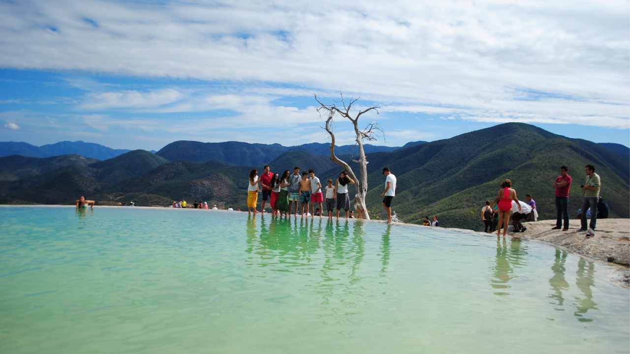 Llegan turistas a Hierve el Agua en Oaxaca después de su reapertura