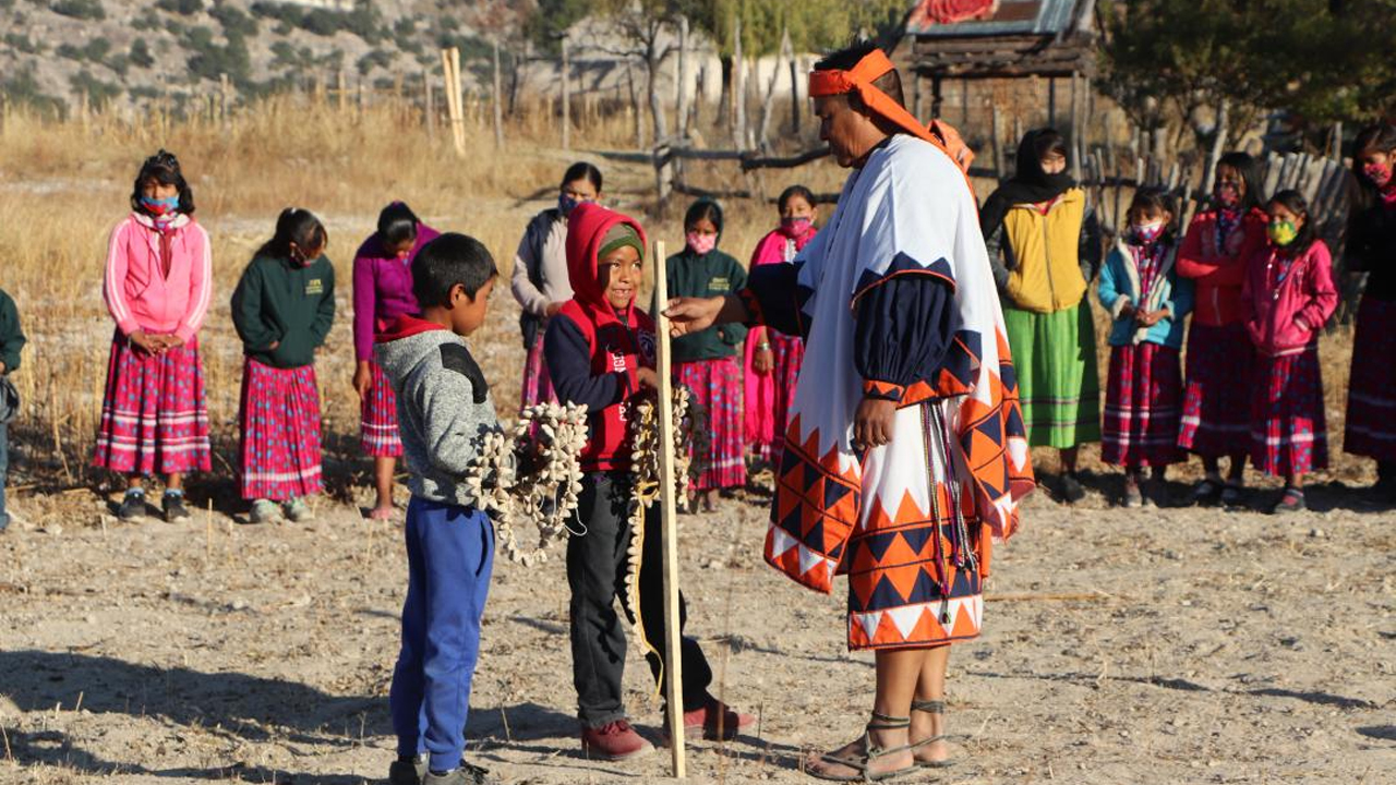 Revitalizan las tradiciones rarámuri con el encuentro 'Busuréliame: Despertar con la danza y música'