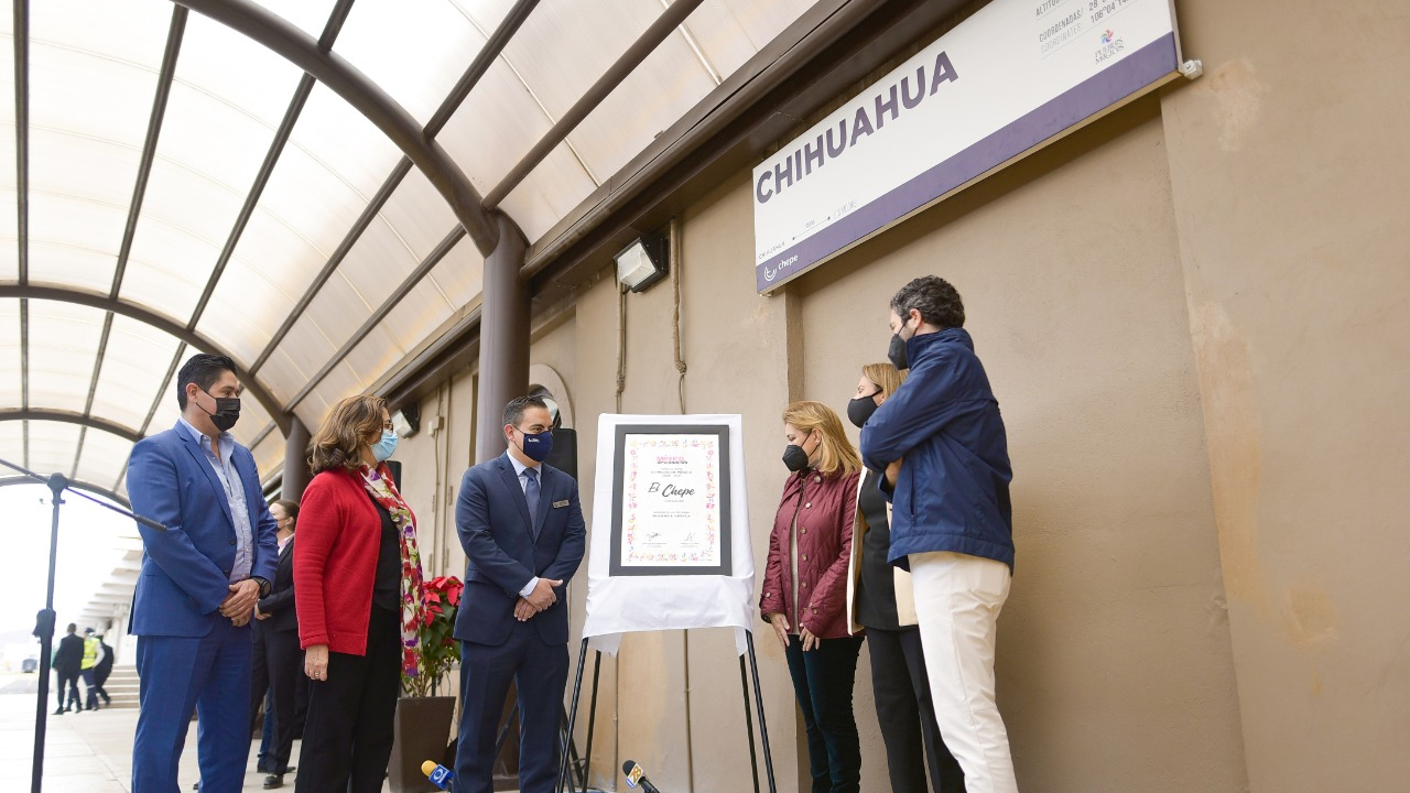 'El Chepe es la columna vertebral del turismo en el estado'; devela Gobernadora de Chihuahua placa conmemorativa de 60 aniversario