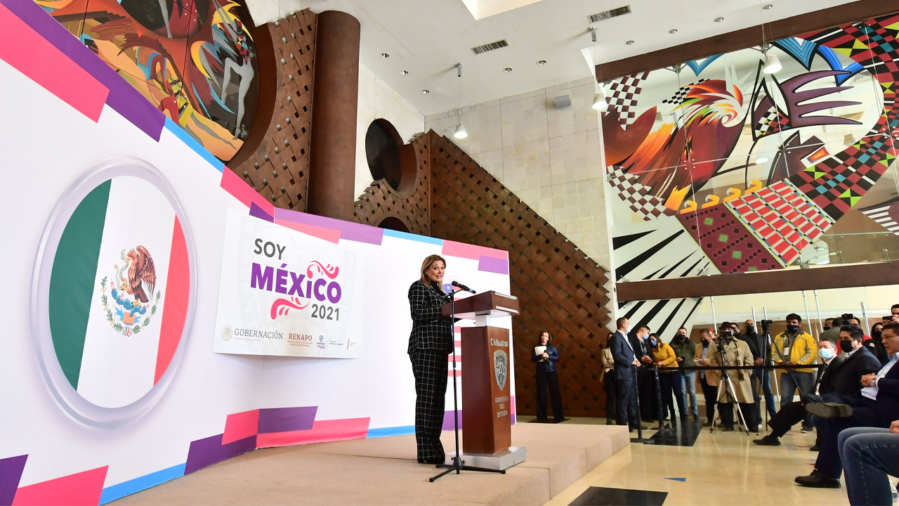 Entrega Gobernadora de Chihuahua actas del programa “Soy México”