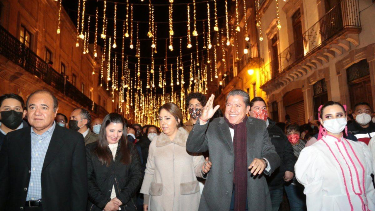 Encabezan Gobernador David Monreal y su esposa, el encendido de la iluminación navideña en Zacatecas