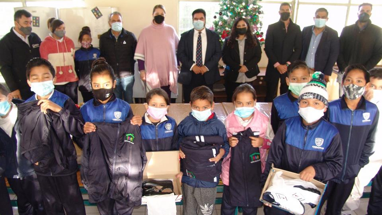 Entrega SEECH uniformes y zapatos a 750 estudiantes de los Albergues Escolares Rurales en el estado de Chihuahua