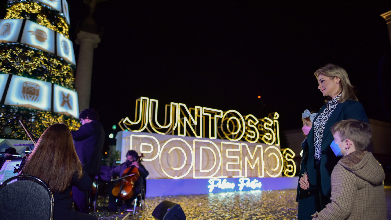 'Juntos somos más fuertes que cualquier adversidad: Maru Campos enciende el Árbol de Navidad