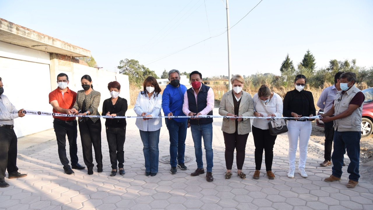 Entrega Ayuntamiento de Tlaxcala adoquinamiento de calles en San Diego Metepec