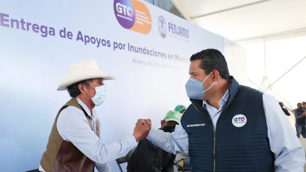 Entrega Gobernador de Guanajuato apoyos a campesinos afectados por inundaciones en Pénjamo