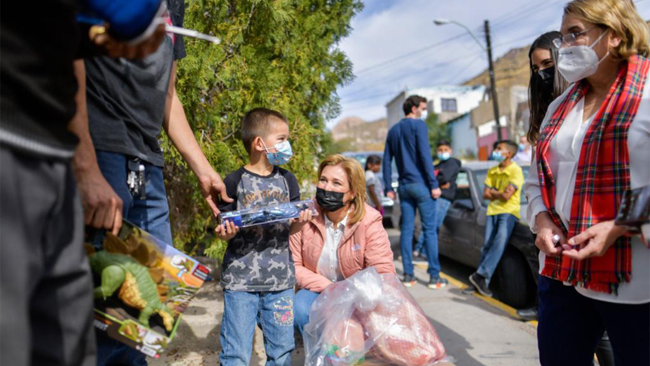 Entrega Gobernadora de Chihuahua apoyos a madres solteras en colonia Cerro Prieto