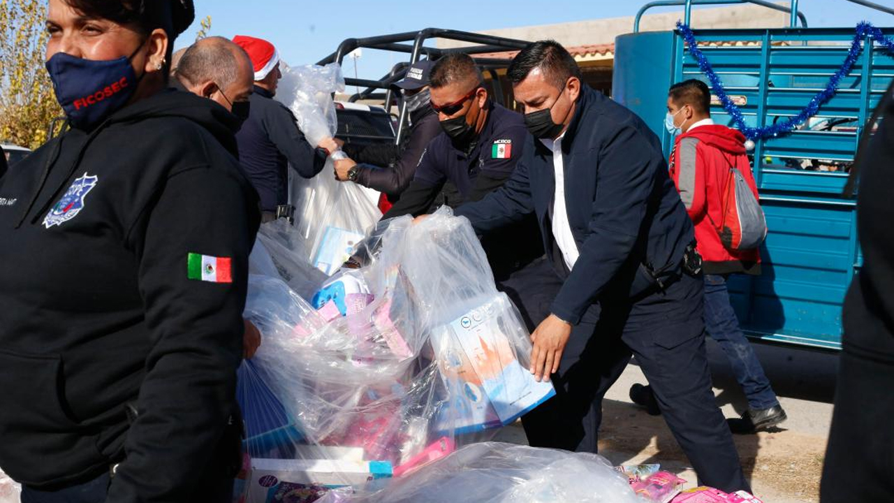 Entrega Policía del Estado juguetes y bicicletas a niños en Ciudad Juárez