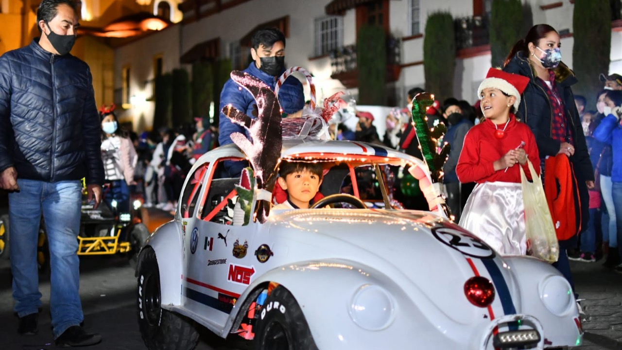 Disfrutan cientos de familias huamantlecas gran desfile navideño