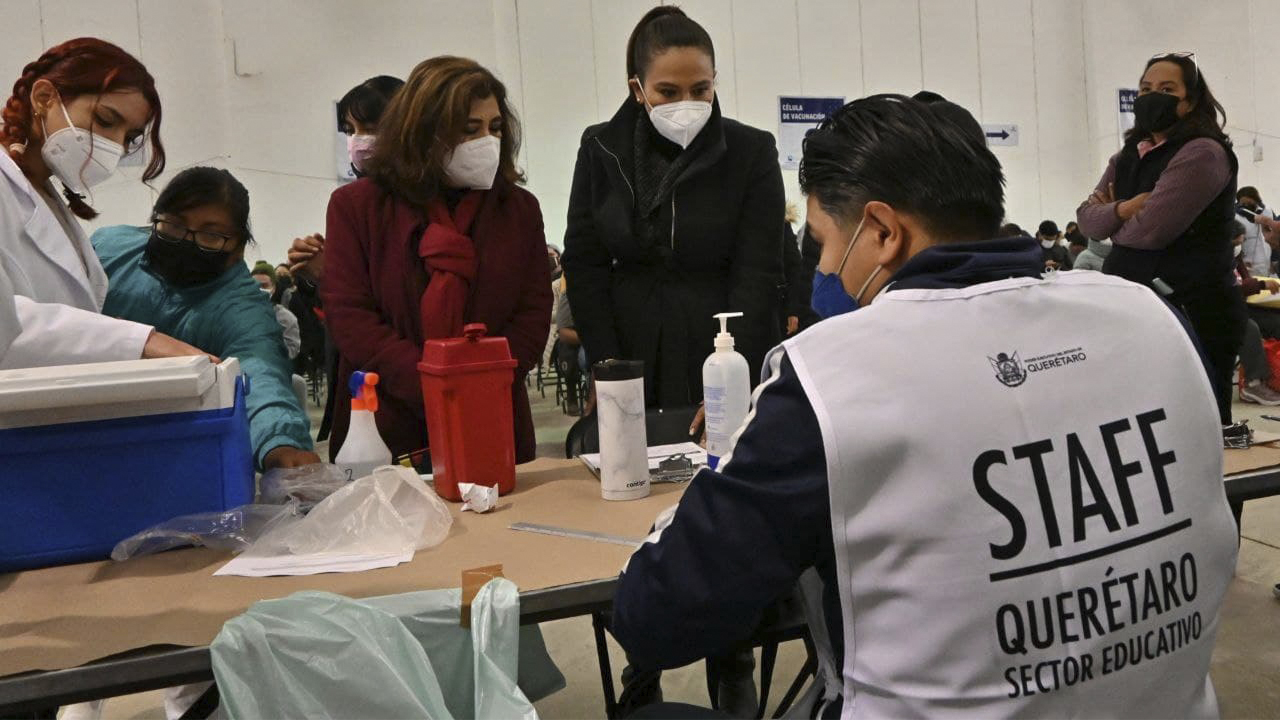 Inicia aplicación de refuerzo de vacunación a sector educativo en Querétaro