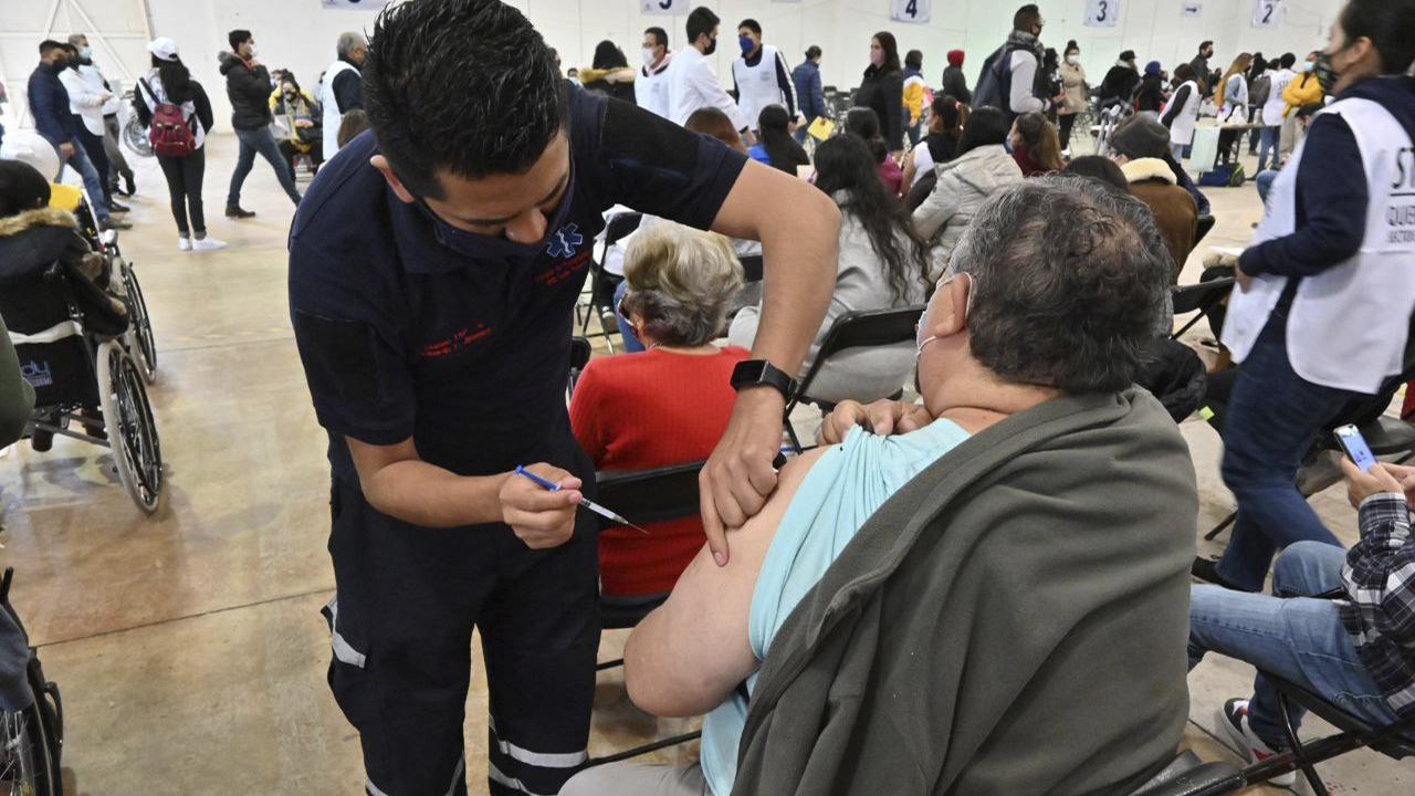 Más de nueve mil docentes vacunados en primer día de jornada en Querétaro