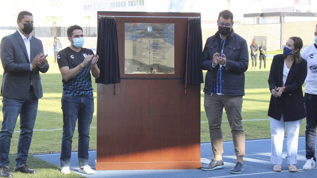 Develan placa en el Estadio Olímpico en el partido de Gallos Femenil