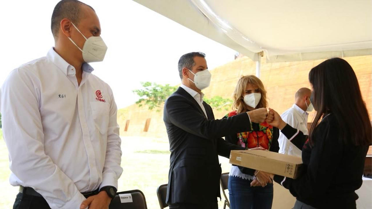 Reconoce Gobierno Estatal a estudiantes destacados del Colegio de Bachilleres del Estado de Oaxaca