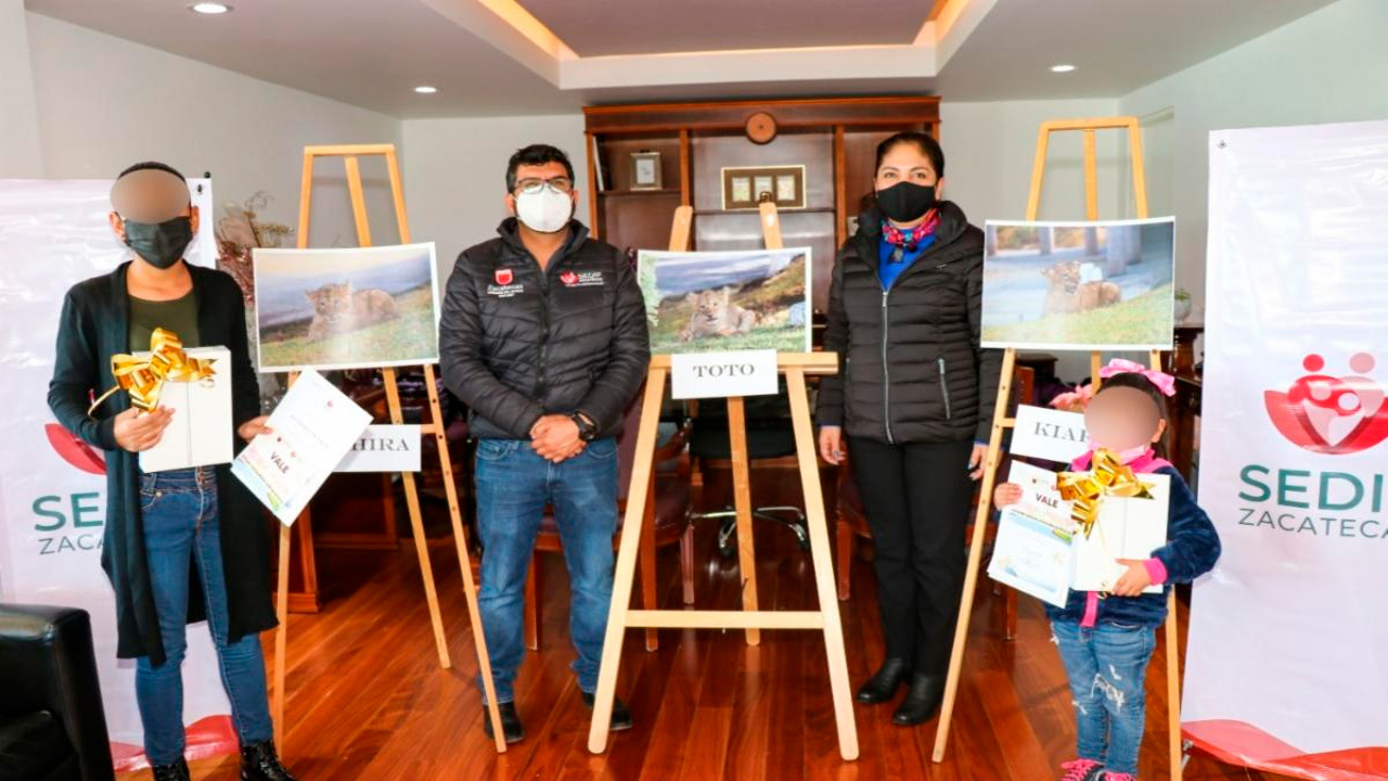 Entrega SEDIF premios a niñas que nombraron a cachorros de león del Zoológico de La Encantada