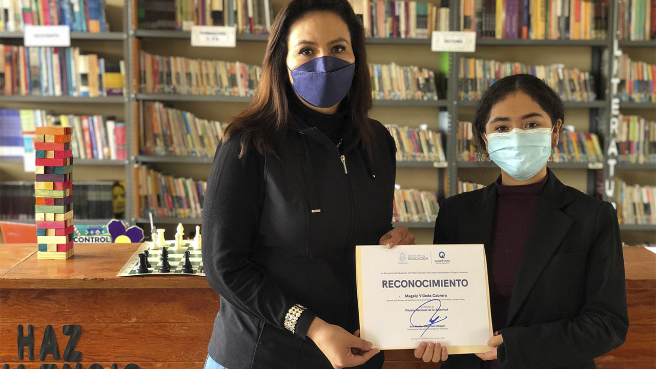 Reconoce SEDEQ a ganadora de Premio Nacional de la Juventud