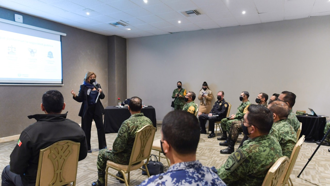 Imparte Maru Campos conferencia ante militares que cursan la Maestría en Seguridad del Colegio de Defensa Nacional