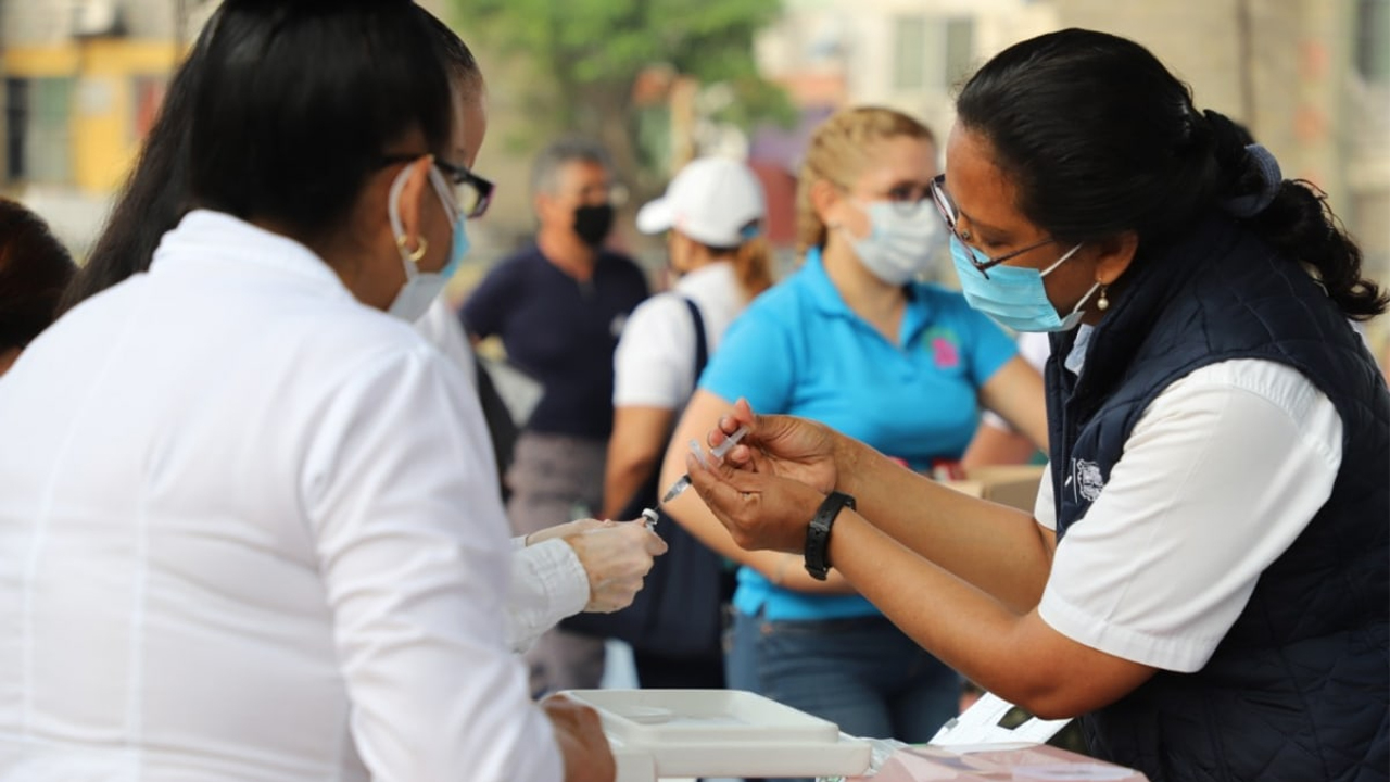 Aplican vacuna de refuerzo a trabajadores de Salud y Educación de Tamaulipas: SST