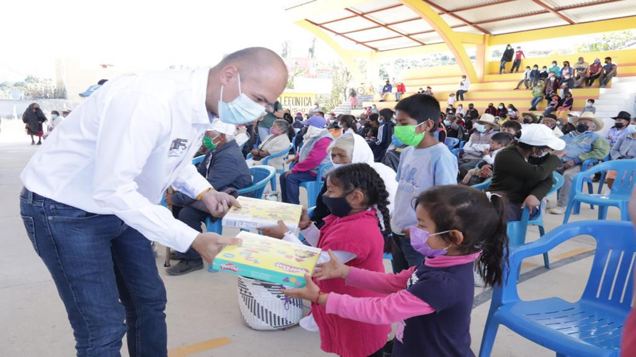 “Sociedad y Gobierno trabajan en equipo para beneficio de más familias oaxaqueñas”: CHR