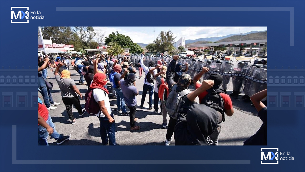 Policía Federal y Guardia Nacional se enfrentan con normalistas de Ayotzinapa en la caseta de Palo Blanco de la Autopista del Sol