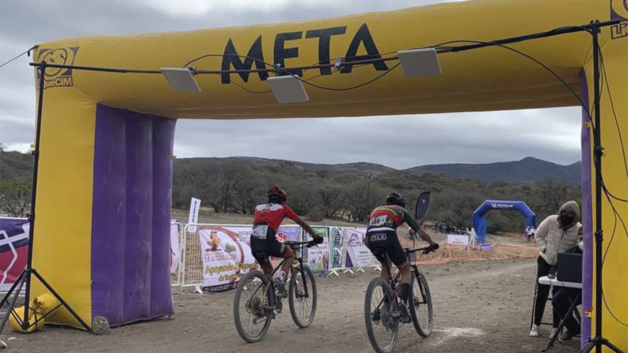 Ciclistas queretanos compiten en etapa estatal