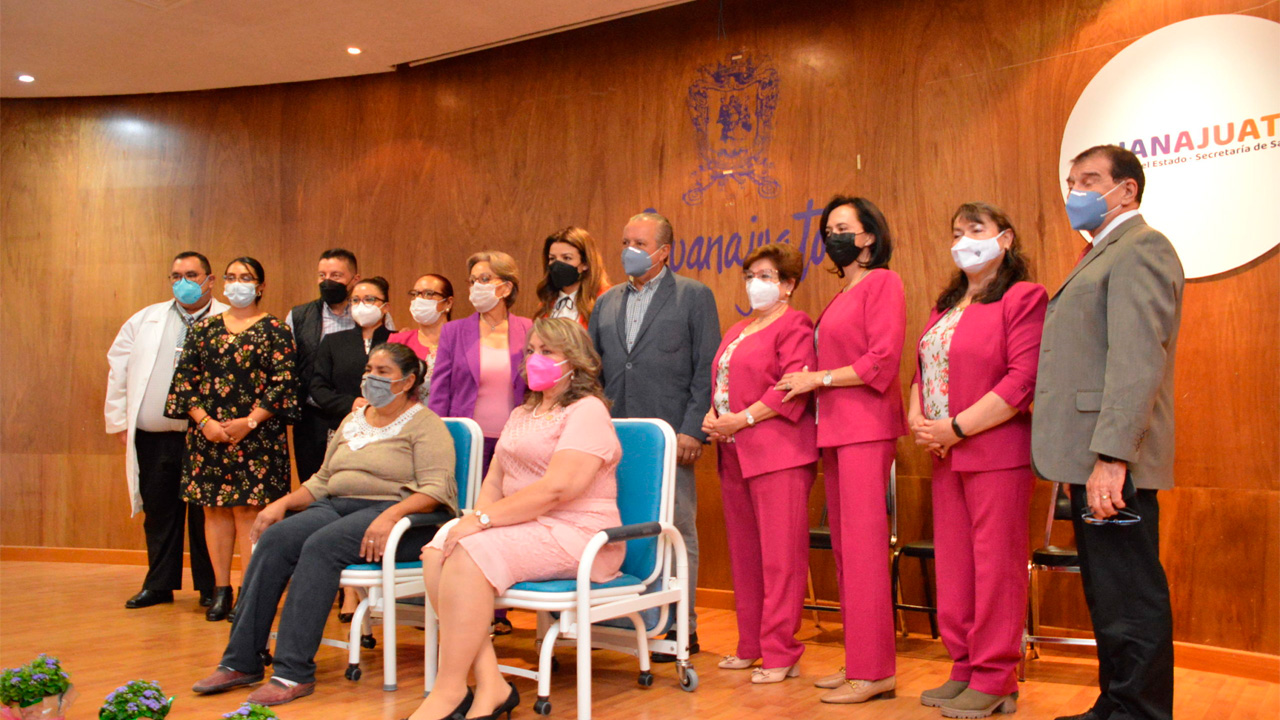 Damas Voluntarias del Hospital General de Celaya Guanajuato entregan 110 sillas cama para familiares de pacientes