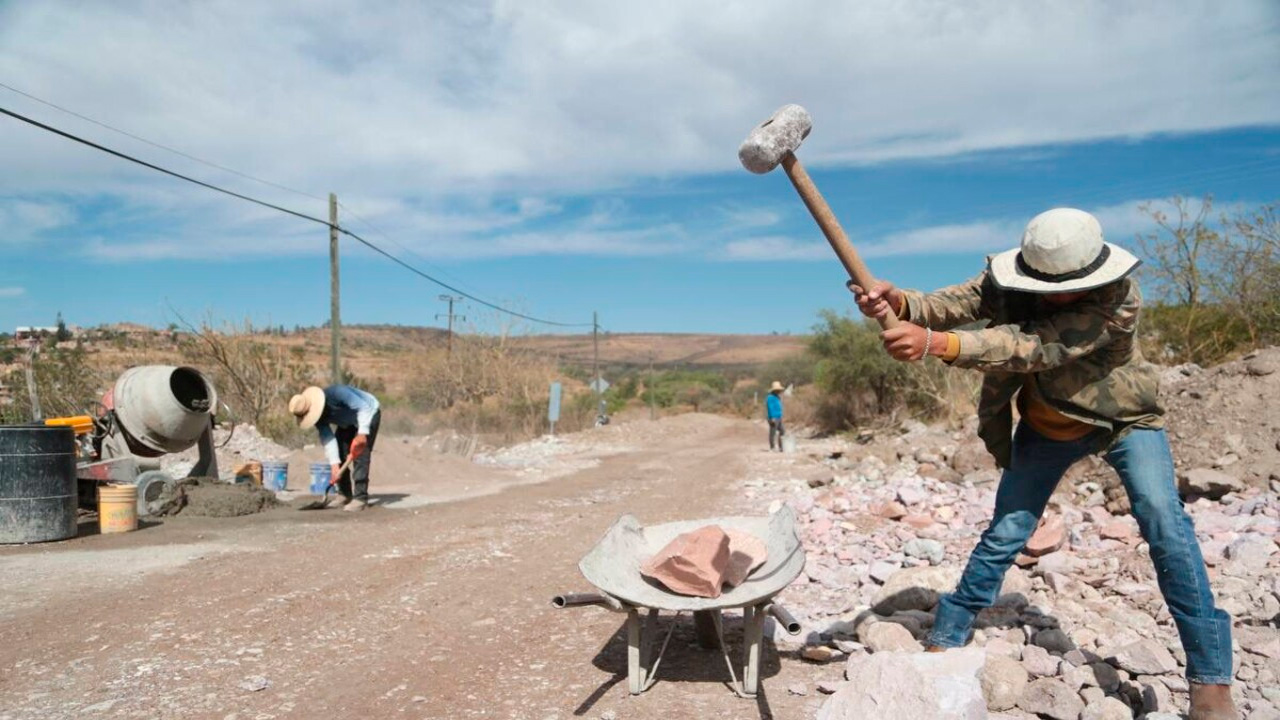 Supervisa Gobernador David Monreal construcción de carretera Tenayuca-Terrones, en Apulco