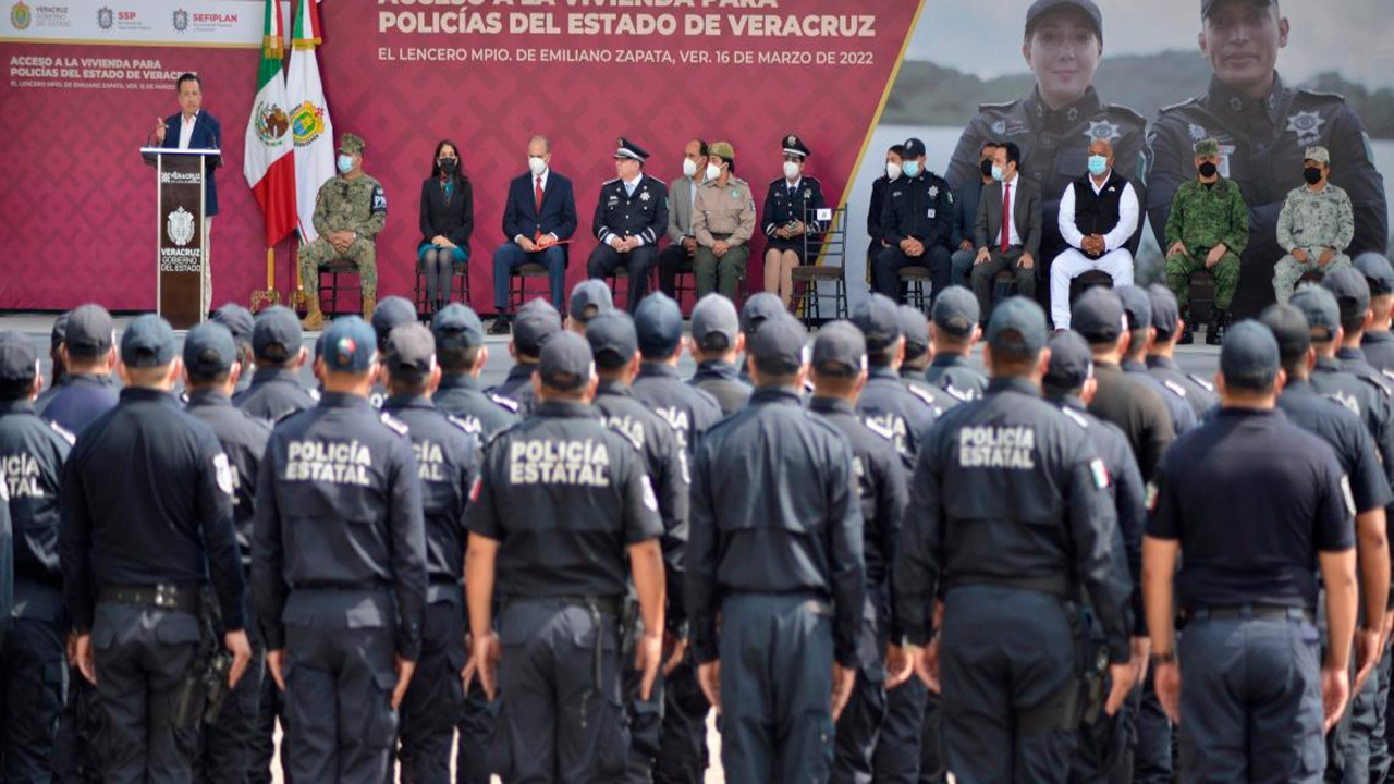 Estado formaliza crédito de vivienda a policías; pide Gobernador compromiso por la seguridad de Veracruz