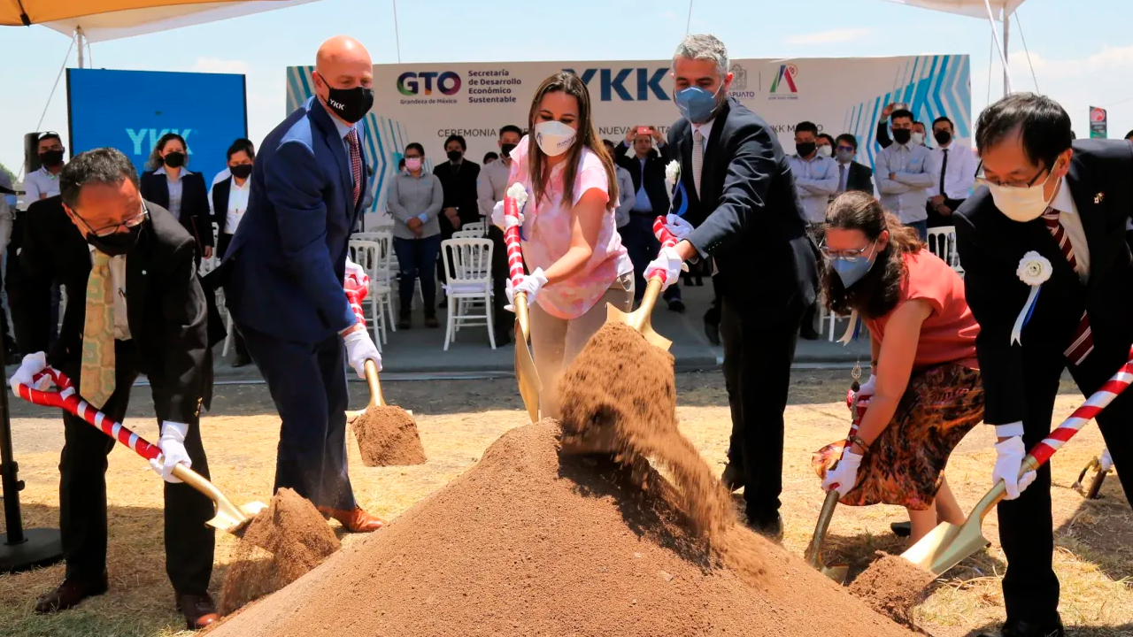 Coloca SDES primera piedra de la nueva planta de energía solar de YKK México