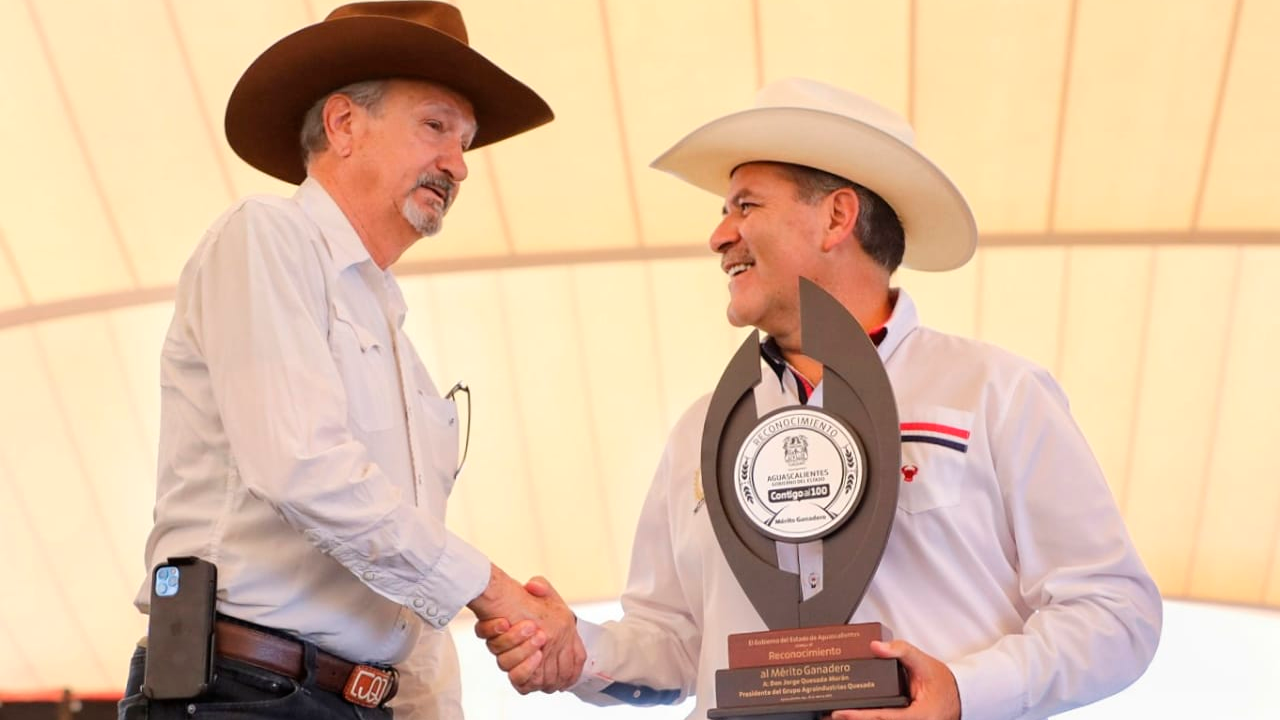 Gobernador Martín Orozco entrega el reconocimiento al mérito ganadero en el Estado de Aguascalientes