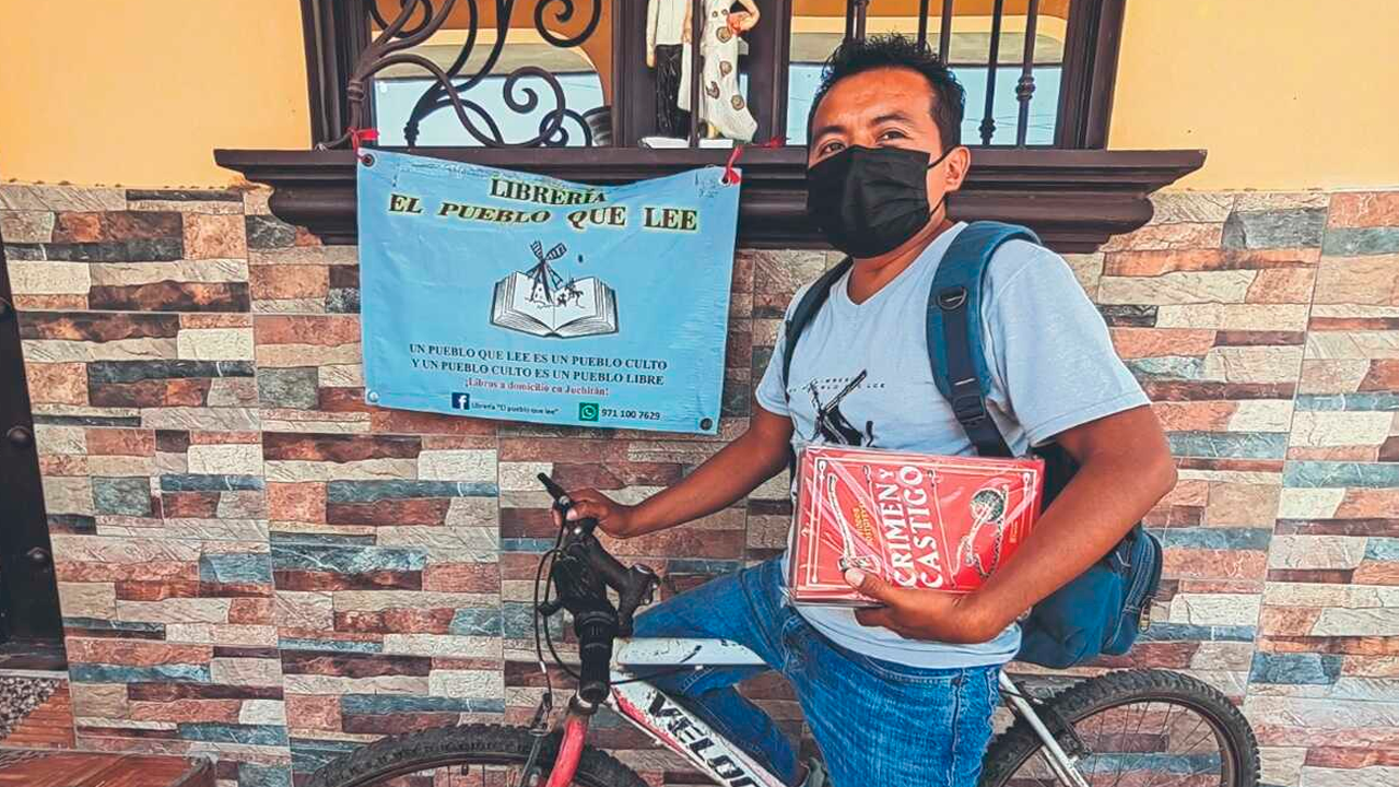 El Pueblo que Lee: Con 10 libros y una bicicleta, joven de Juchitán difunde la lectura en Oaxaca